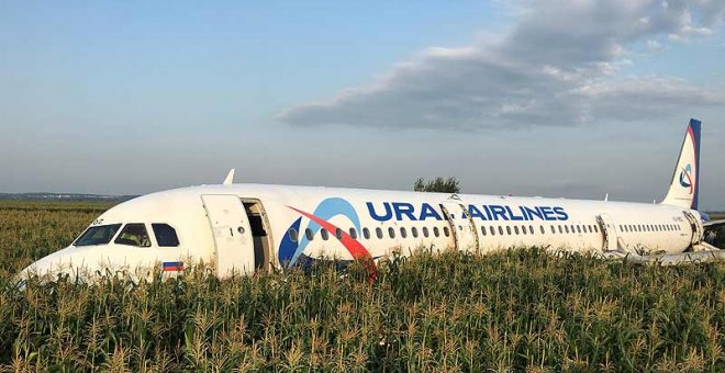 Un Airbus con 233 personas a bordo aterriza de emergencia en un campo de maíz cerca de Moscú sin víctimas mortales