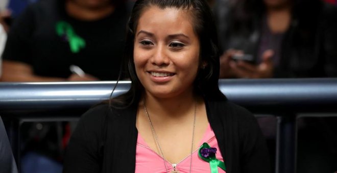 La Justicia de El Salvador absuelve a una joven que podía ser condenada a 40 años de prisión por un supuesto aborto