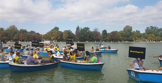 Amnistía Internacional toma las barcas del Retiro de Madrid: "Puerto seguro ya" para el Open Arms y Ocean Viking