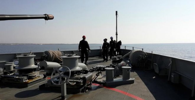 El buque de la Armada Audaz se encuentra frente a la isla italiana de Lampedusa