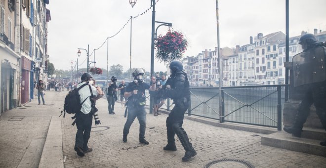 La Policía gala retira material de protección a los profesionales que cubrían las marchas contra el G7