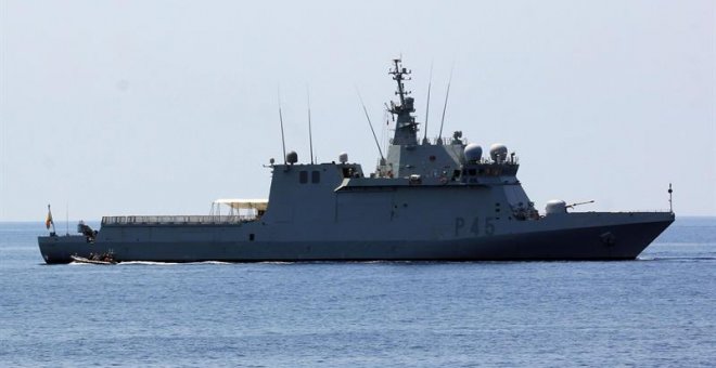 El buque Audaz llega al puerto de San Roque, con los 15 migrantes rescatados del Open Arms
