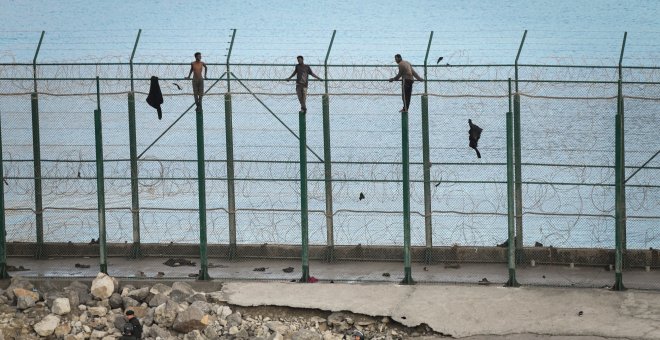 La Fiscalía pide ocho años de cárcel para los presuntos cabecillas del salto a la valla de Ceuta con 600 migrantes