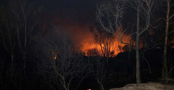 Desalojadas 40 personas por un incendio forestal en Sevilla que ya está controlado