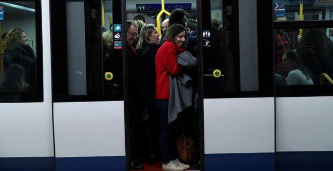 "El metro de Madrid ya no vuela, ahora va como el tren de la bruja"