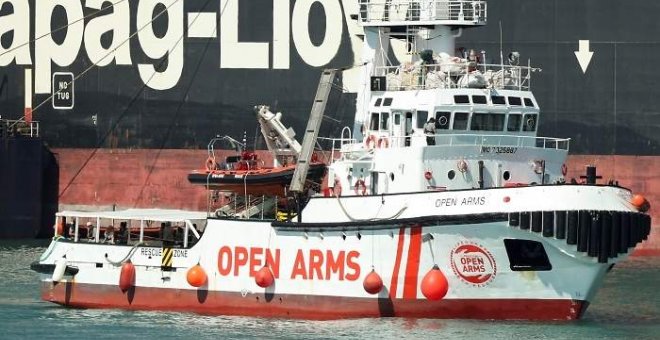 El Open Arms, a la espera de puerto tras localizar a 43 personas en aguas internacionales