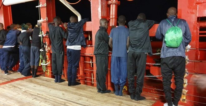 Los 182 migrantes a bordo del Ocean Viking desembarcan en Sicilia