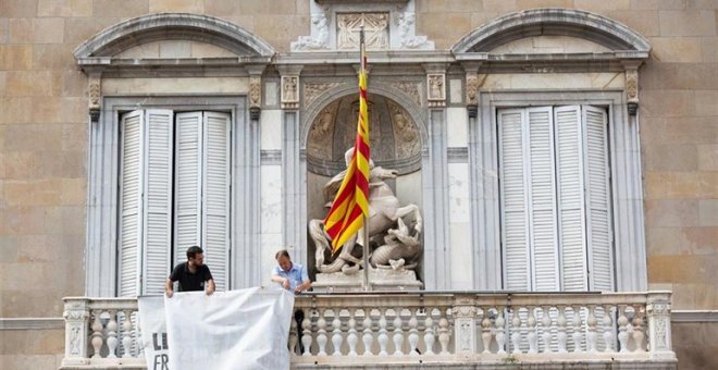 La Generalitat retira la pancarta amb el llaç groc de la façana després de l’ordre del TSJC als Mossos