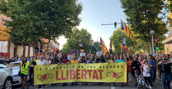 Multitudinària manifestació a Sabadell per reclamar l’alliberament dels set activistes del CDR empresonats