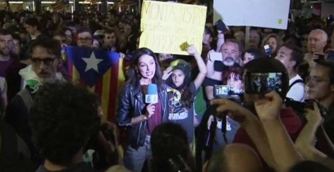 Increpan y zarandean a una periodista en la manifestación de 1-O en Barcelona