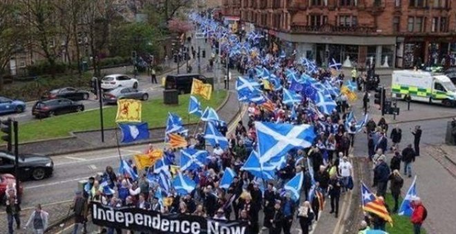 Miles de personas piden la independencia de Escocia en una manifestación en Edimburgo