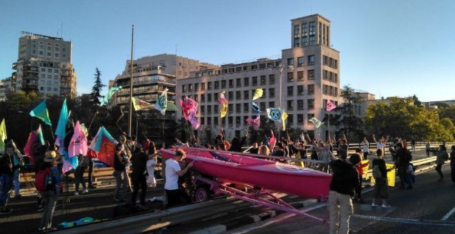 Detenidos varios ecologistas tras cortar el tráfico en el centro de Madrid