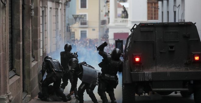 Gases lacrimógenos en presencia de niños; denuncian abusos policiales durante una protesta nocturna en Quito