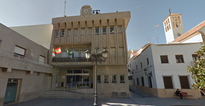 Dos concejales de Vox en Roquetas de Mar abandonan el partido después de subirse el sueldo un 30%