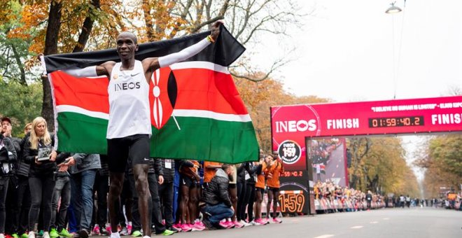 Kipchoge, primera persona en la historia en completar una maratón en menos de dos horas