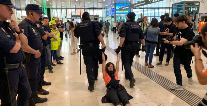 "Som gent de pau", l'independentisme assaja la resposta a la sentència amb una acció a l'estació de Sants