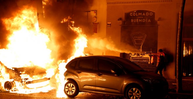 DIRECTO | Enfrentamientos entre ultras y radicales independentistas marcan otra noche de violencia y fuego en Barcelona