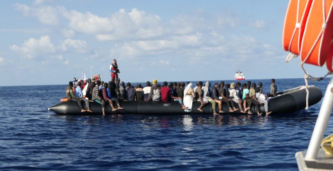 El barco Ocean Viking, con 374 migrantes, solicita un puerto seguro "urgentemente"