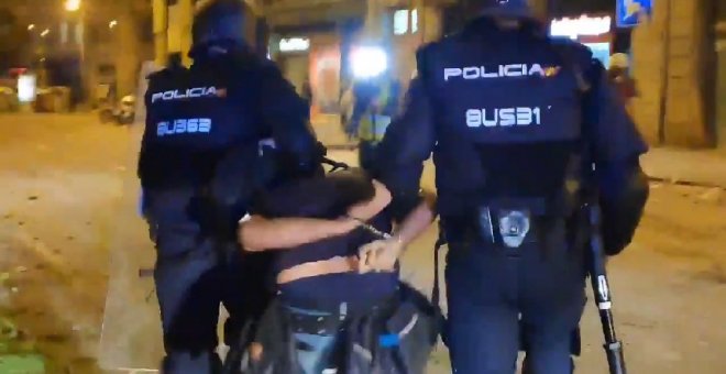 La Policía detiene a un fotoperiodista de 'El País' durante los disturbios en Barcelona