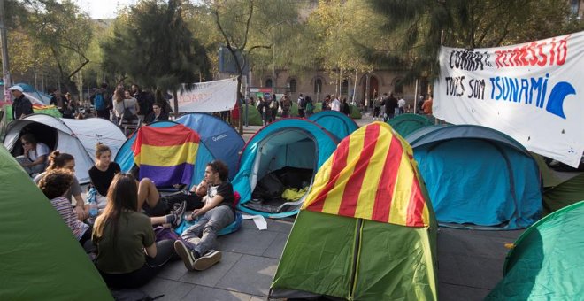Los estudiantes de Barcelona pasan su quinta noche acampados y llaman a la movilización en caso de desalojo