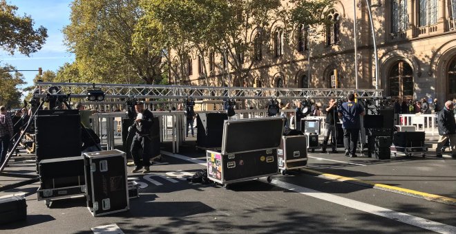 Els acampats a la plaça Universitat marxen en mig d'acusacions creuades entre participants