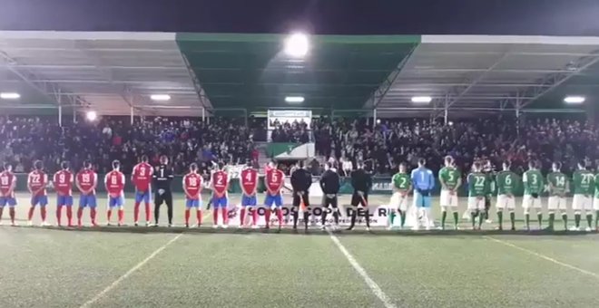 Un partido de Copa del Rey del CD El Álamo arranca con el himno franquista