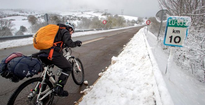 Las nevadas remiten aunque todavía dificultan el tráfico en 80 vías del norte peninsular
