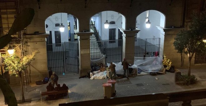Más de diez adultos vuelven a dormir al raso frente al Samur Social de Madrid en plena ola de frío