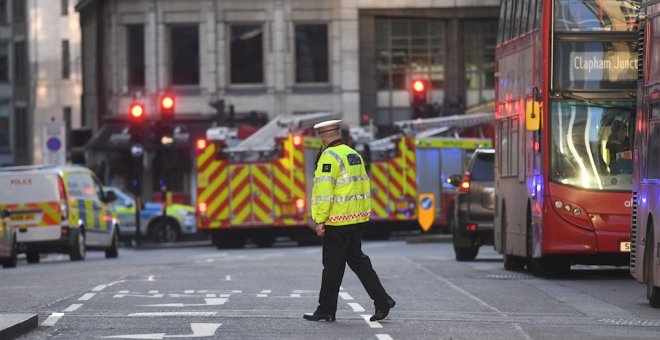 Dos muertos y tres heridos tras un ataque terrorista con cuchillo en el Puente de Londres