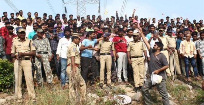 La Policía mata a cuatro acusados de violar a una joven en India y son felicitados por la "ejecución extrajudicial"