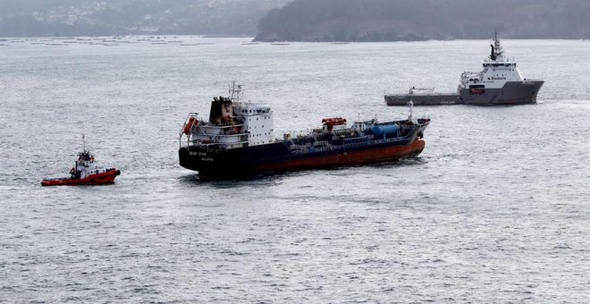 El buque mercante Blue Star atraca en el puerto exterior de Ferrol