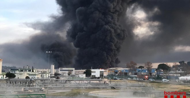 Un incendi a una planta Montornès obliga al confinament de població a quatre municipis