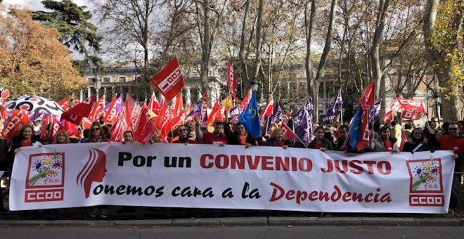 Trabajadoras del sector de la dependencia se manifiestan en Madrid para exigir mejoras salariales y laborales