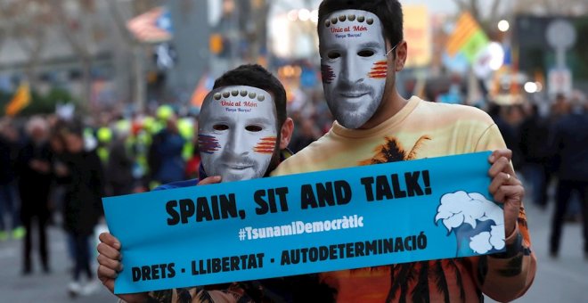 La protesta ante el Camp Nou, en imágenes