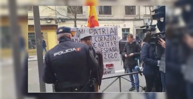 La Policía reduce a un hombre que protestaba frente a Ferraz al grito de "viva España"