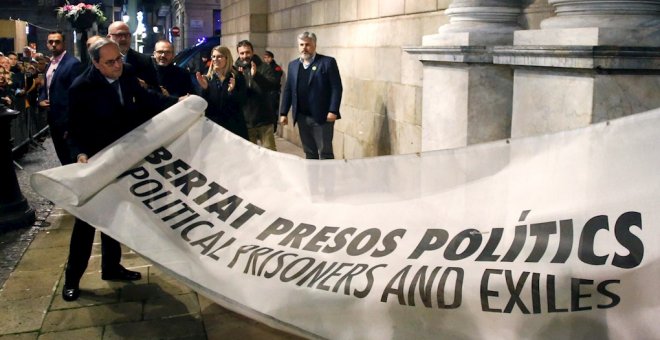 Retiran la bandera de España del Palau de la Generalitat y cuelgan una pancarta en apoyo a los políticos presos