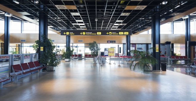 Los aeropuertos del páramo: menos de dos pasajeros y aviones diarios en Huesca y Albacete