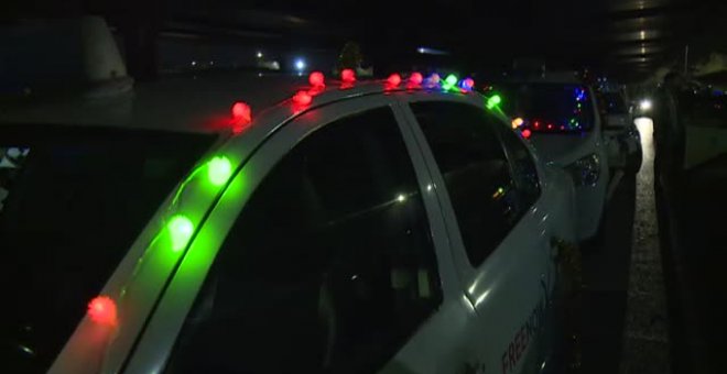 Cientos de taxistas voluntarios pasean a ancianos que viven en residencias para ver las luces de Navidad