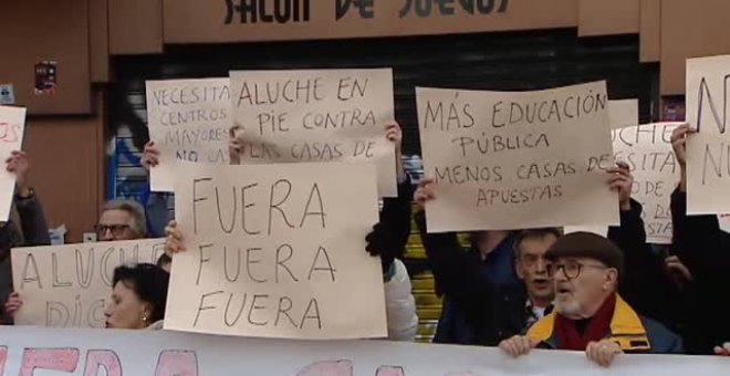 Vecinos de Aluche protestan por la reapertura de una casa de apuestas frente a un colegio
