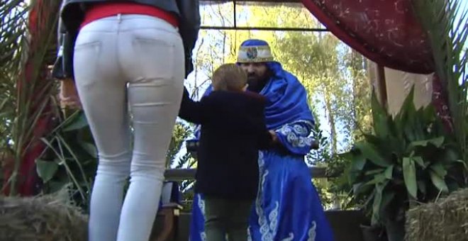 Los pajes de los Reyes Magos recogen las cartas de última hora en el zoo de Jerez