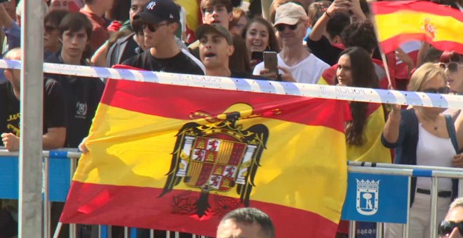 Un grupo de personas con banderas franquistas insultan a Pedro Sánchez