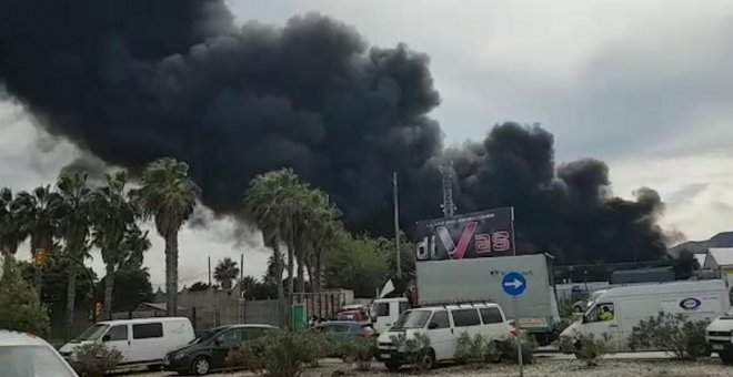 Declarado un incendio en el polígono Guadalhorce de Málaga