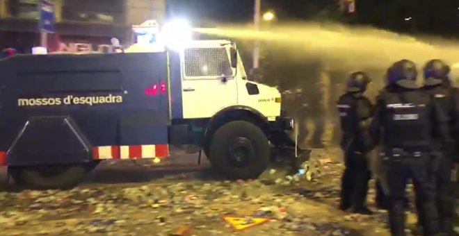 Los Mossos estrenan su cañón de agua en la Via Laietana para apartar barricadas