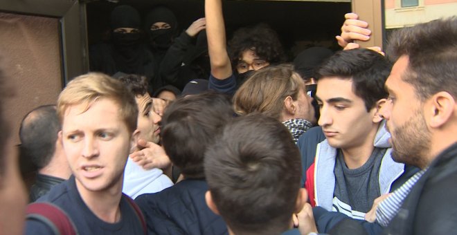 Estudiantes bloquean puertas e impiden acceder a la UPF