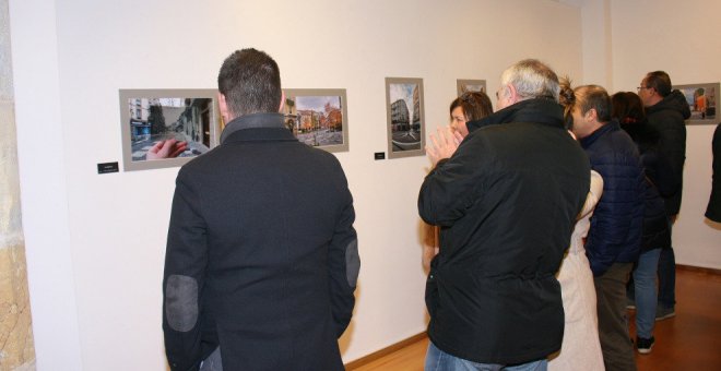 Inaugurada la exposición del II Concurso de Fotografía "Calles de Torrelavega" en la Sala Mauro Muriedas