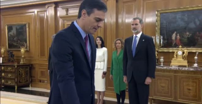 Pedro Sánchez bromea con el Rey sobre lo rápida que ha sido la ceremonia con el tiempo que le ha costado llegar hasta ella