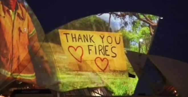 La Ópera de Sídney se ilumina en honor a los bomberos que luchan contra los incendios