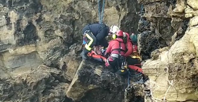 Rescatado un hombre que se cayó por un acantilado en Gijón