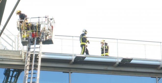 Bomberos Alicante seguirán extinguiendo el fuego del aeropuerto