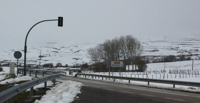 La nieve obliga a usar cadenas en Lunada y Estacas de Trueba